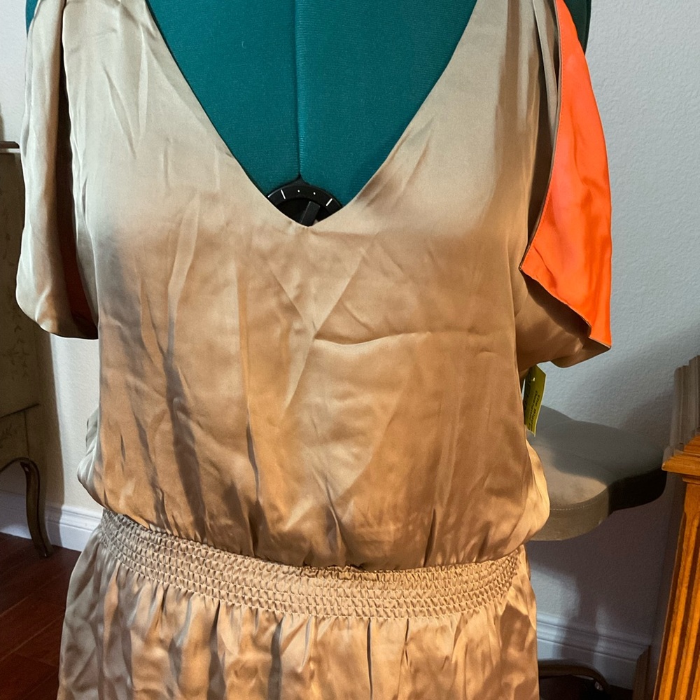 BCBG MAXAZARIA XL 100% silk tan tunic with peach lining